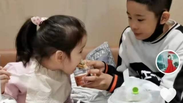 杜锋|杜锋儿子篮球天赋高！母亲学历高家境好久居北京，父子多年未同框