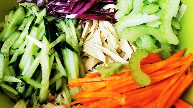 素菜|过年做凉菜，别总是猪肉牛肉，学这道素菜，清新爽口，上桌抢着吃