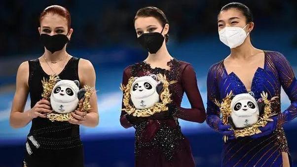 莎莎|太飒了！莎莎化身神奇女侠，脱外套全场尖叫，高难度蟹步滑行