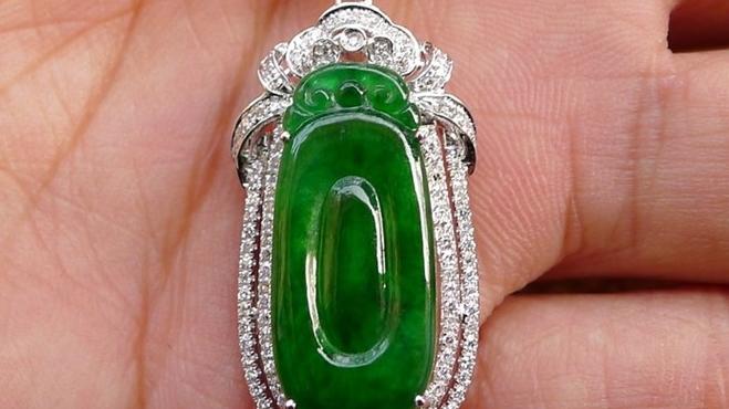 翡翠|挑选翡翠尺寸要挑选好，过大容易脱落，过小不利于血液循环