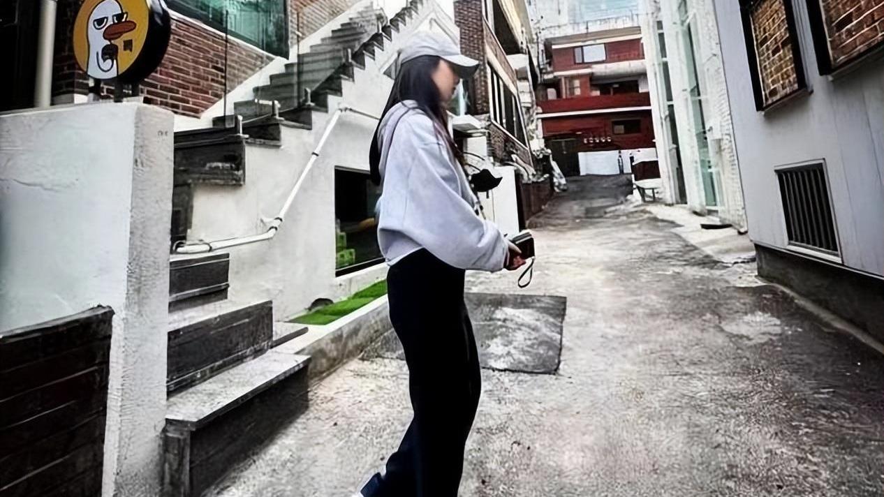 护肤品 Rain和老婆逛街被偶遇，金泰熙黑长直太有初恋感，丝毫不见老