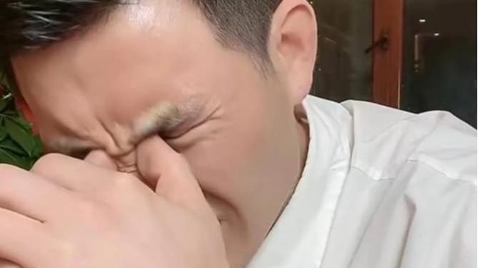 谢孟伟|谢孟伟直播：亏钱太多，把脸都打肿了，1800元手机被妻子上架799