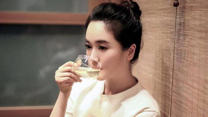 左小青|她曾是公认的“氧气美女”，后嫁大20岁丈夫，今40多岁美貌无双