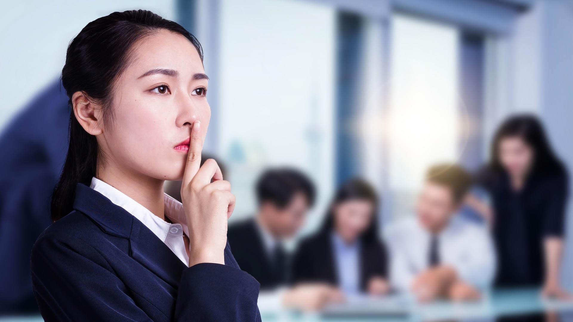 |加班随口抱怨一下，错失提拔机会：职场人要学会闭紧嘴巴