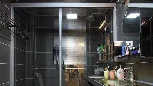 越来越多人卫生间不做斜坡了，这样改造很是方便啊，也不漏水