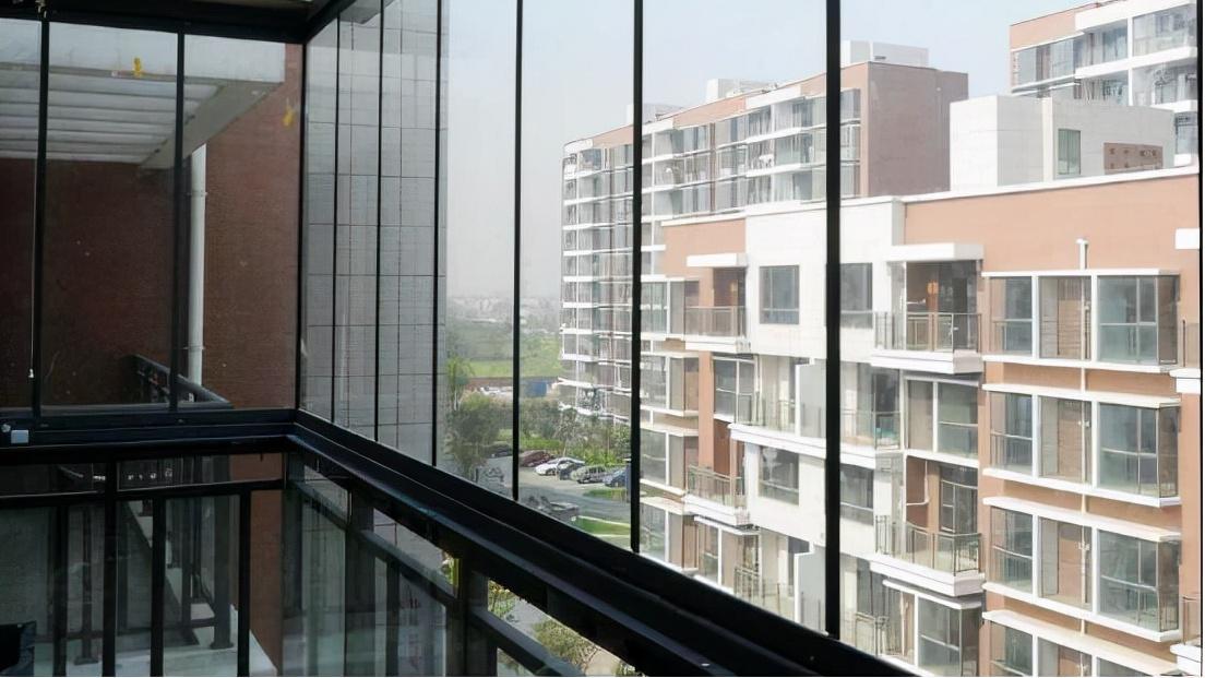 阳台装开放式还是封闭式？聪明人两个都不选，这样装更好