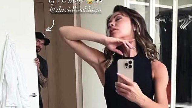 维多利亚|贝克汉姆偷看48岁美妻试衣凹造型，恰好被发现：他痴迷我的身材！