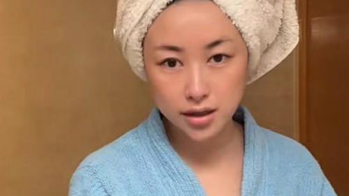 朱珠|37岁朱珠大方分享内衣！穿灰色紧身衣秀事业线，皮肤白嫩酒窝抢镜