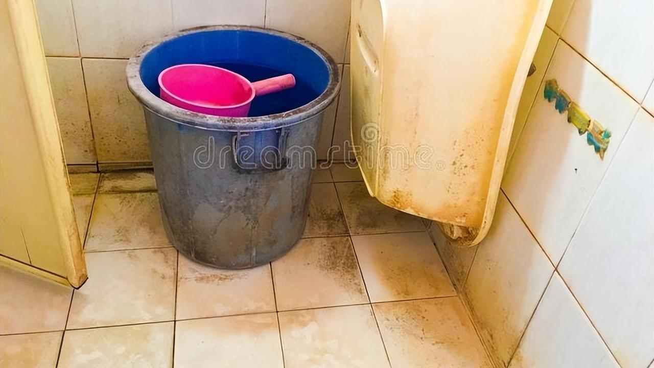 浴室的水渍如何清洗？