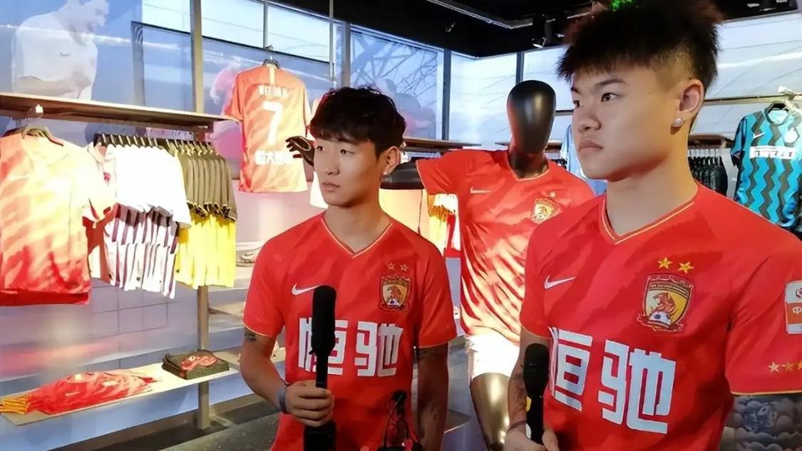 广州队|中午12点！上海媒体最新报道引爆争议，球迷吐槽：不愧是恒大队报