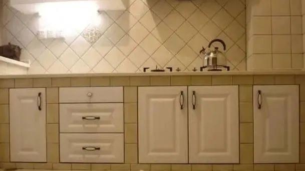 为省钱用红砖砌橱柜，花2千做出了3万的效果，这工艺太厉害了