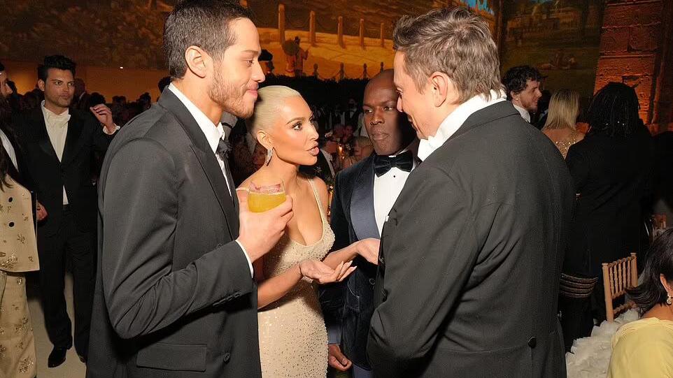 金·卡戴珊|金卡戴珊身穿复制的复制玛丽莲梦露连衣裙与男友皮特参加慈善晚宴