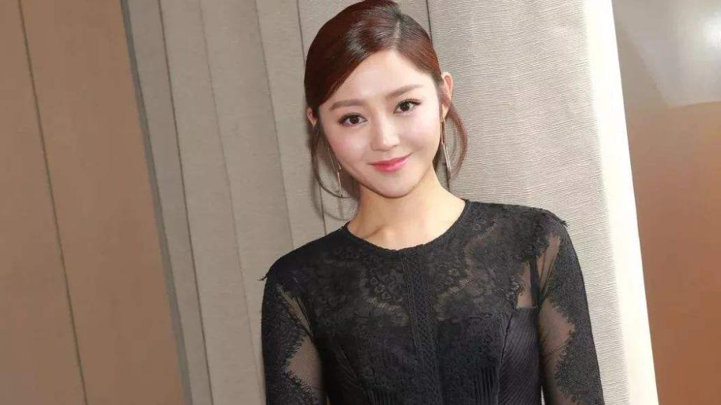 谢霆锋|曾是谢霆锋师妹，出道走红后无人问津，如今靠摆摊卖蜡烛上热搜