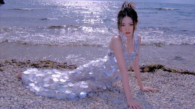 徐璐|徐璐在云南拍写真，把一地碎石当沙滩，躺在上面摆造型