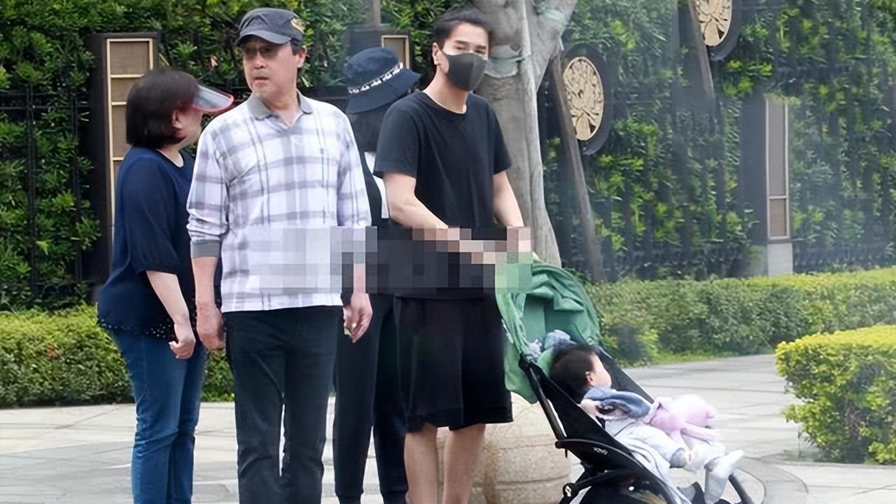 高圆圆|好友晒高圆圆零修图高清照，皮肤细嫩状态好，但头顶全是白发