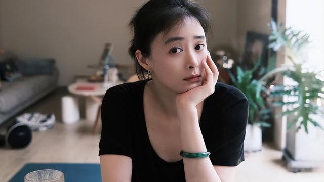 蒋欣|39岁蒋欣近照瘦出新高度，巴掌脸天鹅颈超优越