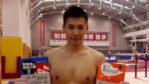 张成龙|体操冠军张成龙：出身普通却被富婆倒追3年，今一家三口生活甜蜜
