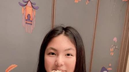 李湘|李湘与男友新房疑似曝光，晒出与女儿王诗龄合影，豪宅内景曝光