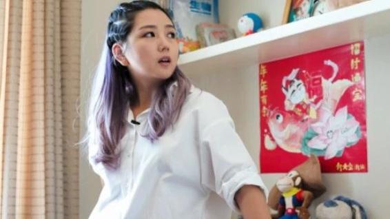 参观何洁住的豪宅，家里面积挺小的，杂物堆积如山很接地气