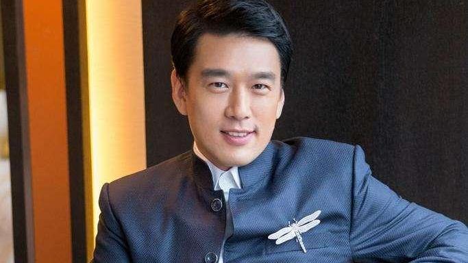 |王耀庆妻子郭晏青，二人相识于小学4年级，相爱如初