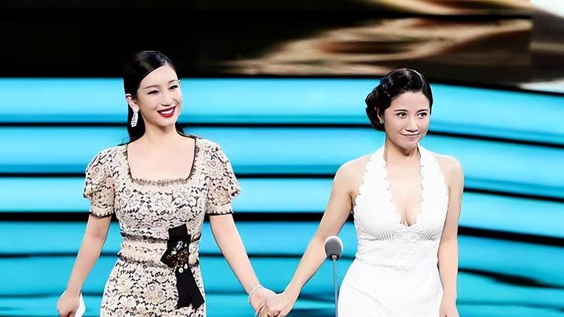 秦海璐|微胖身材有多美！颜丙燕穿挂脖裙曲线完胜，秦海璐霸总风没优势