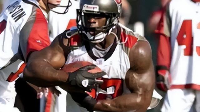 运动员|NFL和NBA，哪一个运动员的肌肉更强悍！这些照片给你答案