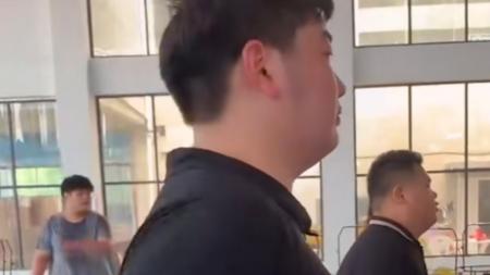 咖啡 大衣哥儿子减肥效果显著，不到半月已减30斤，教练称其从未旷课