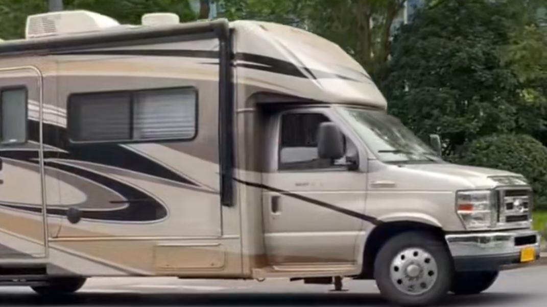 王一博|房车已到位，王一博即将进组《热烈》，粉丝：请剧组请效仿《长空》