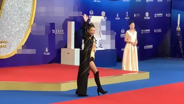 李玟|47岁李玟百花奖唱歌翻车，穿超短裤秀出一截美腿，唱歌跑调被嘲笑