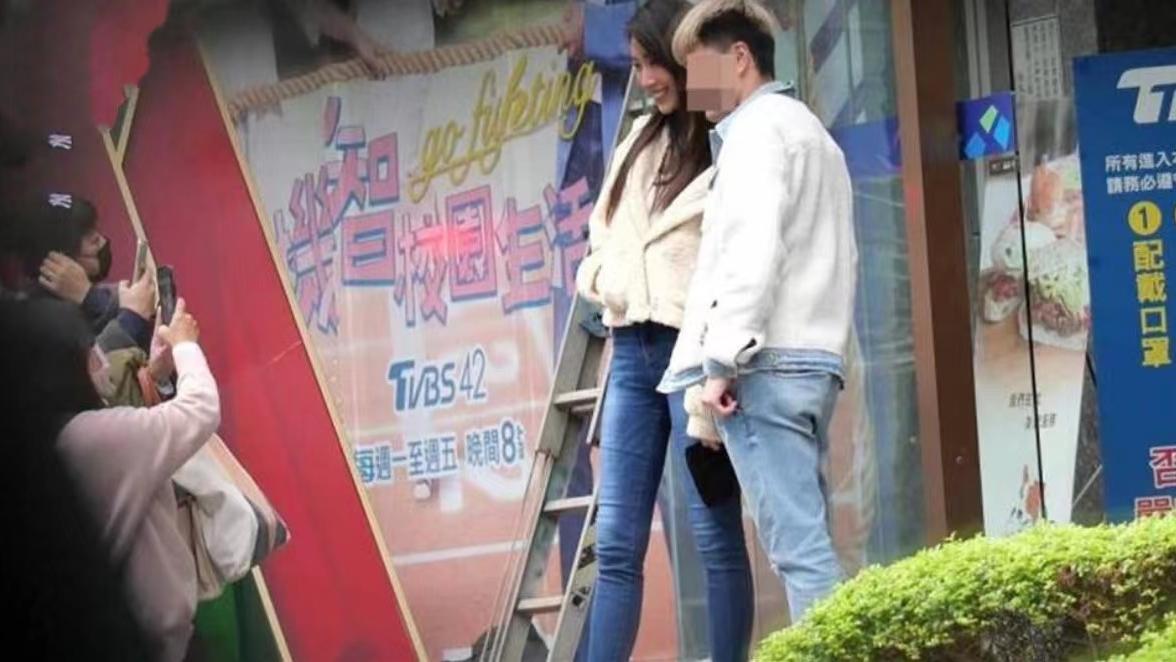 隋棠|41岁隋棠被曝疑怀四胎，穿平底鞋衣着宽松，经纪人回应模棱两可