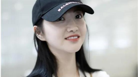 景甜|因“廉价”无人敢用的国货精华，景甜却用了很多年，难怪她素颜像“水煮蛋”