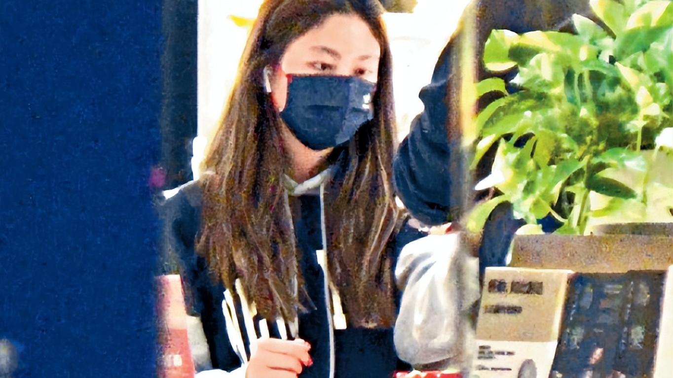 任达华|任达华18岁女儿外出被怕，未继承老爸颜值，眉眼间更像妈妈！