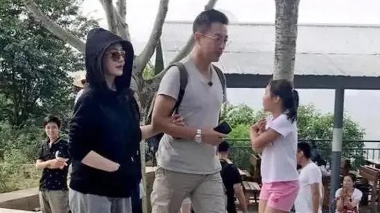 大S|大S和前任汪小菲逛街从来没有穿过吊带，而她和现任每次出去都是盛装打扮