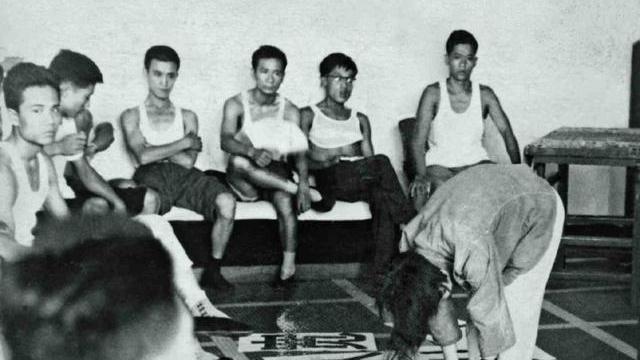 京剧|赵燕侠曾在文革中曾被两个演员“架飞机”，弟子朱虹怒斥人肉它们