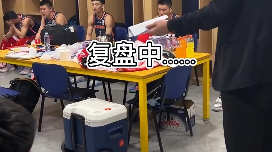 广东省|广东晋级八强更衣室！杜锋复盘，全员专注+加油鼓劲，汤杰却低头