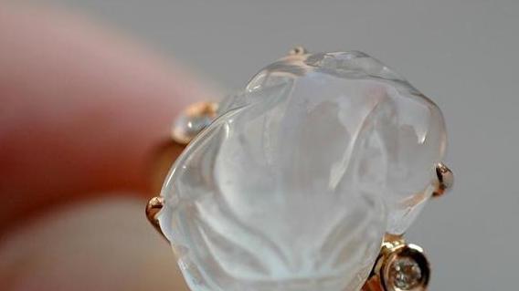 雕刻|难道翡翠饰品，用机器雕刻就更加完美吗？这样就失去了自身的意义