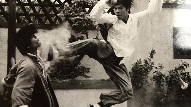 向华强|看了向华强年轻时候的照片，总算明白为啥成龙怕他，关之琳爱他了