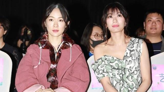 贾静雯|贾静雯的身材不服不行，穿斜肩裙秀线条，同框霍思燕毫不逊色