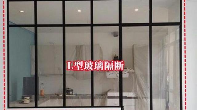 只是拆掉半面墙，L型玻璃隔断往上装，厨房立马变得亮堂堂！