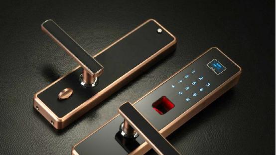 家里别装指纹式门锁了，有钱人从不装，后悔我家装错了