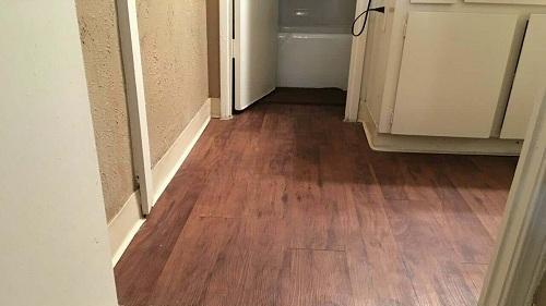 朋友家在瓷砖上直接铺贴木地板，效果看着还可以，但真的好吗？