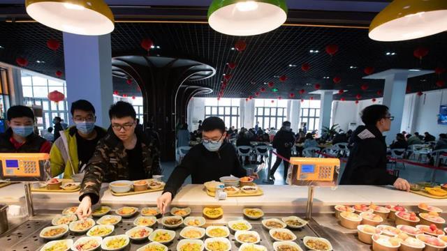 一个月2500还不够花？大学生申请再加500元生活费，家长发文吐槽