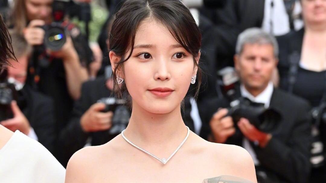 iu|女神降临！IU李知恩戛纳电影节红毯照公开，1亿+韩元项链吸睛