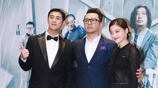 梅婷 郭涛罕携儿女亮相，却只顾搂着梅婷摆拍，儿女长成一个样太像爸