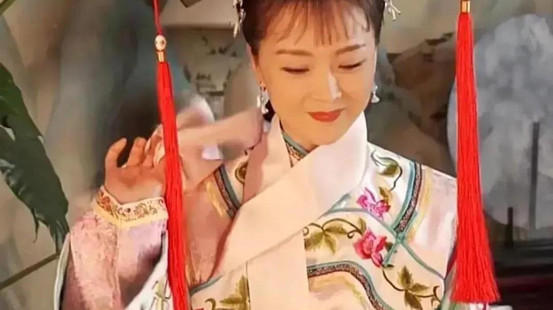 王艳|王艳以前是真年轻漂亮灵动，现在是在模仿她年轻的自己，回不去了