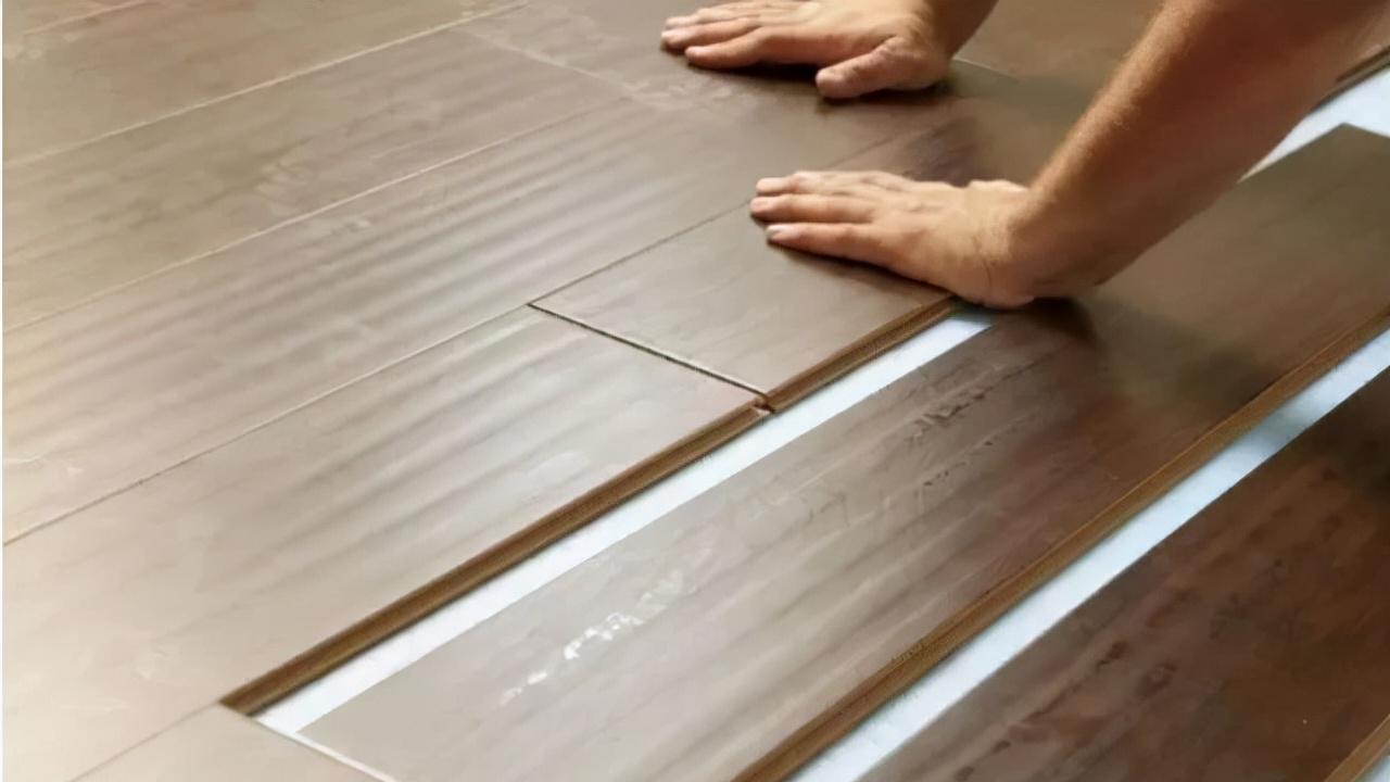 瓷砖上可以直接铺木地板吗？听了老师傅的一番话，还好没装错