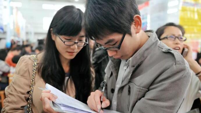 消费金融|公司总在快下班时开会，00后毕业生到点就走，拒绝职场“双标”