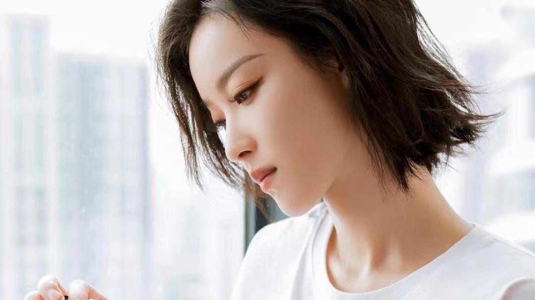 倪妮|倪妮又一次封神！新剧造型一曝光就火了，穿工装留长发好帅气