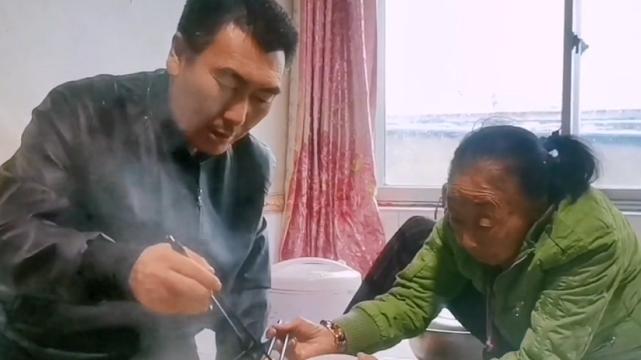 摆摊|85岁马玉琴带小老公去儿子家吃饭，李玉成只能站着，更不敢吃肉