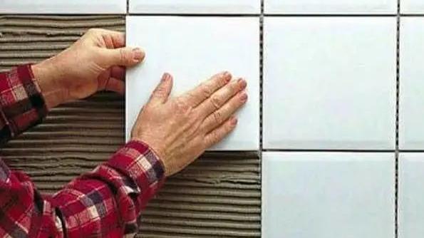 头一次见贴瓷砖不用水泥，原来现在都流行用这个，我真是落伍了！